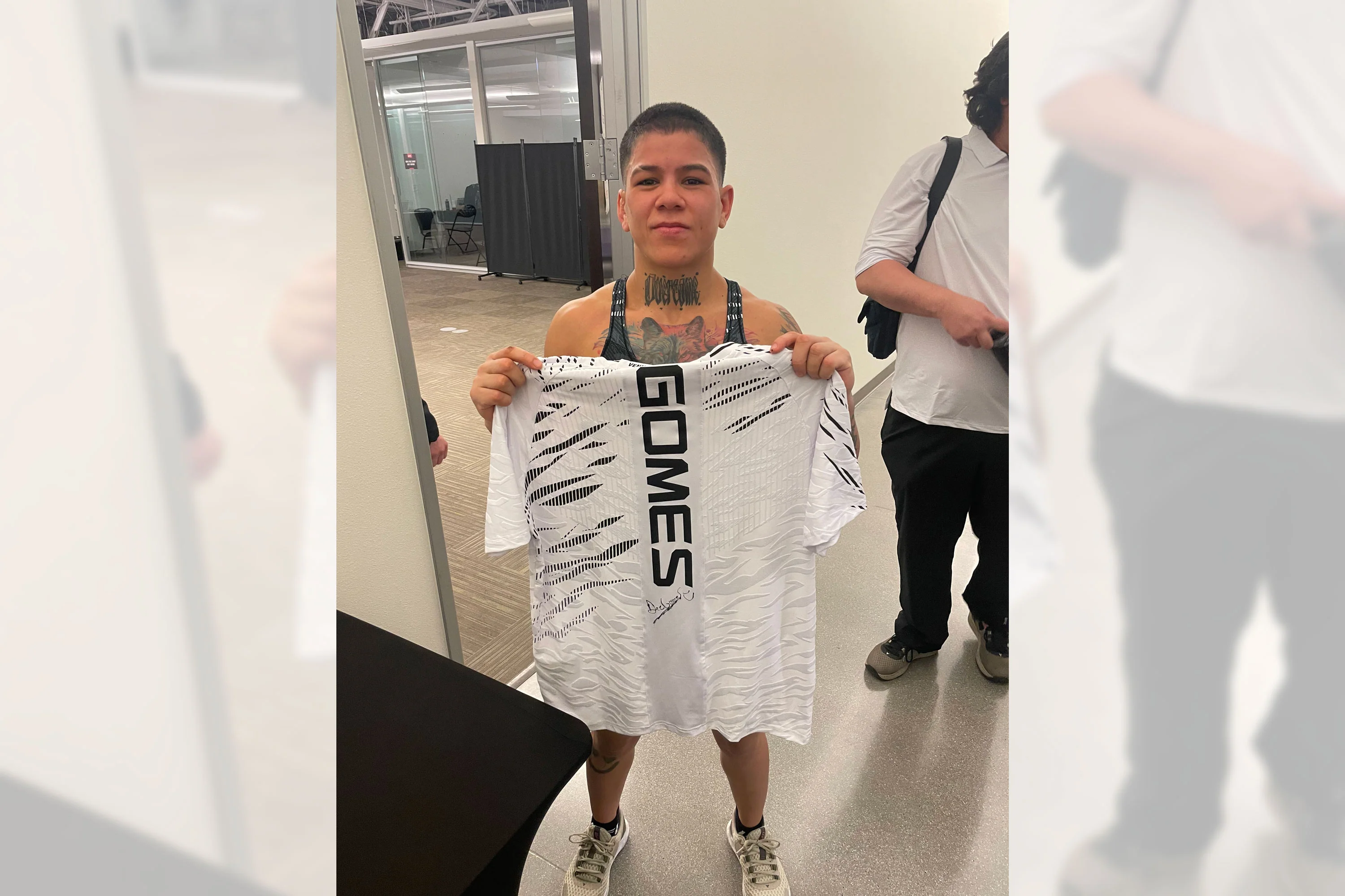 Denise Gomes Signed 1-of-1 Fight Issued Jersey UFC Fight Night: Magny vs Prates - Image 2