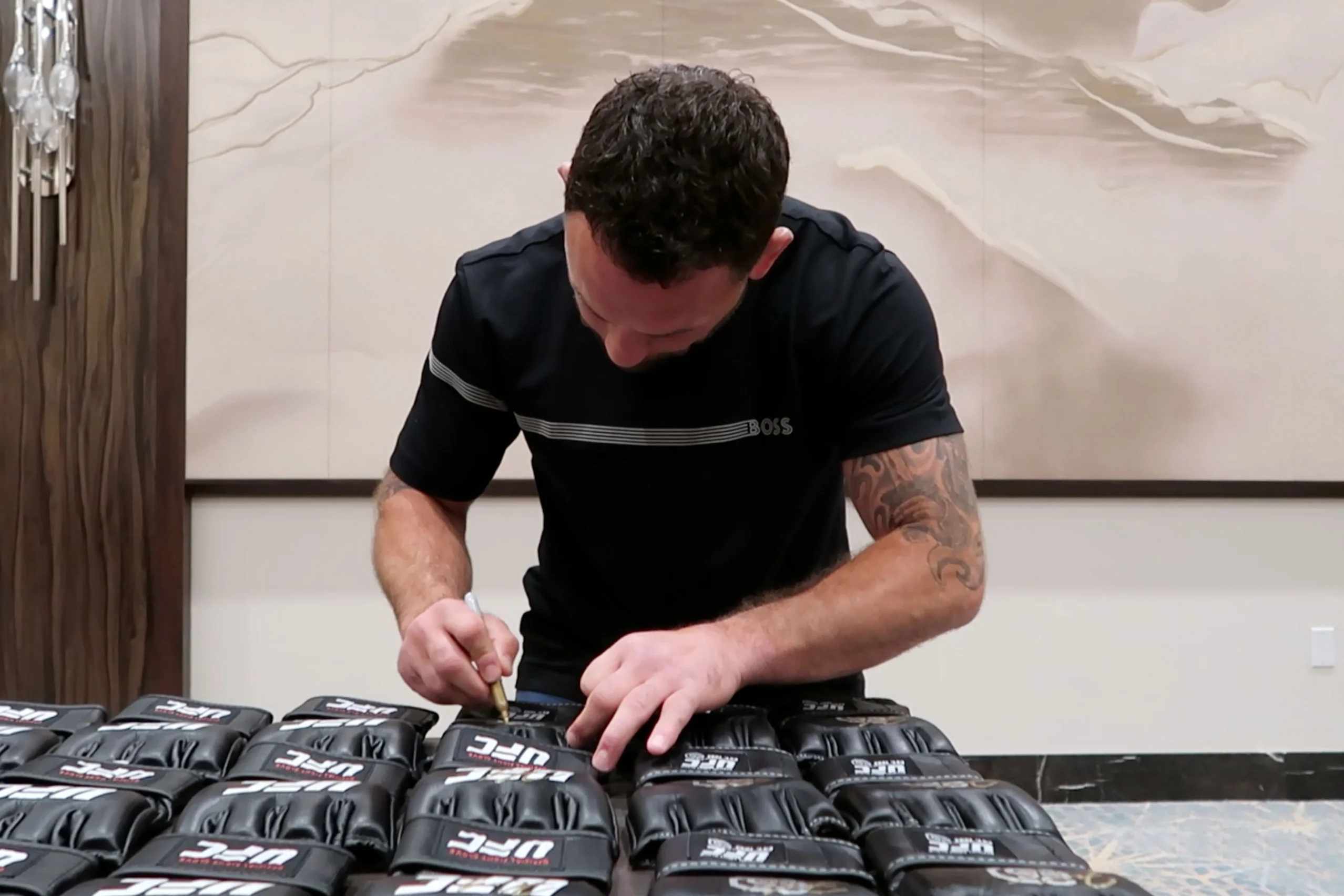 Frankie Edgar Signed Official UFC Gloves - 25th Anniversary Edition - Image 3