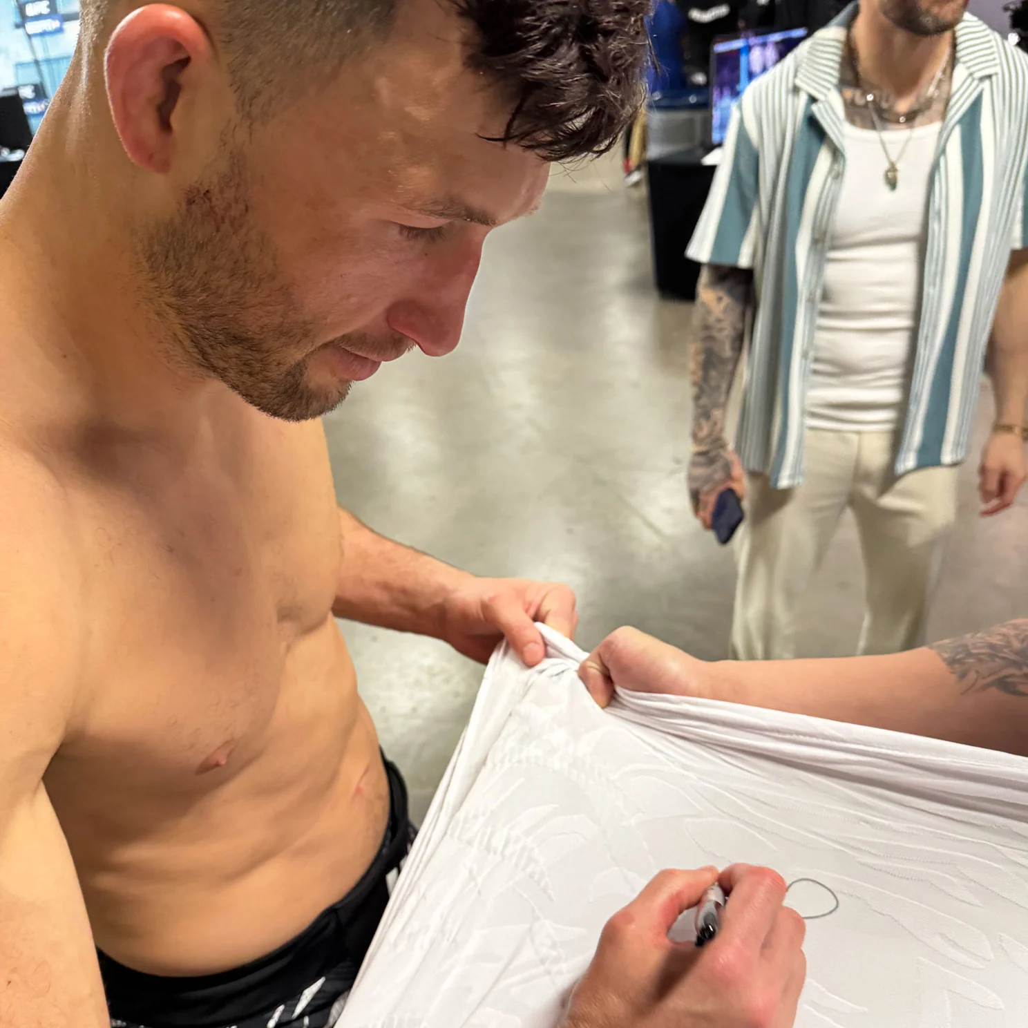 Julian Erosa Signed 1-of-1 Fight Issued Jersey UFC 314: Volkanovski vs Lopes - Image 2
