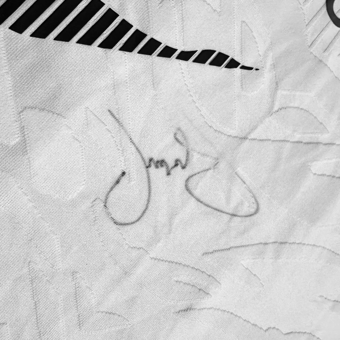 Julian Erosa Signed 1-of-1 Fight Issued Jersey UFC 314: Volkanovski vs Lopes - Image 4
