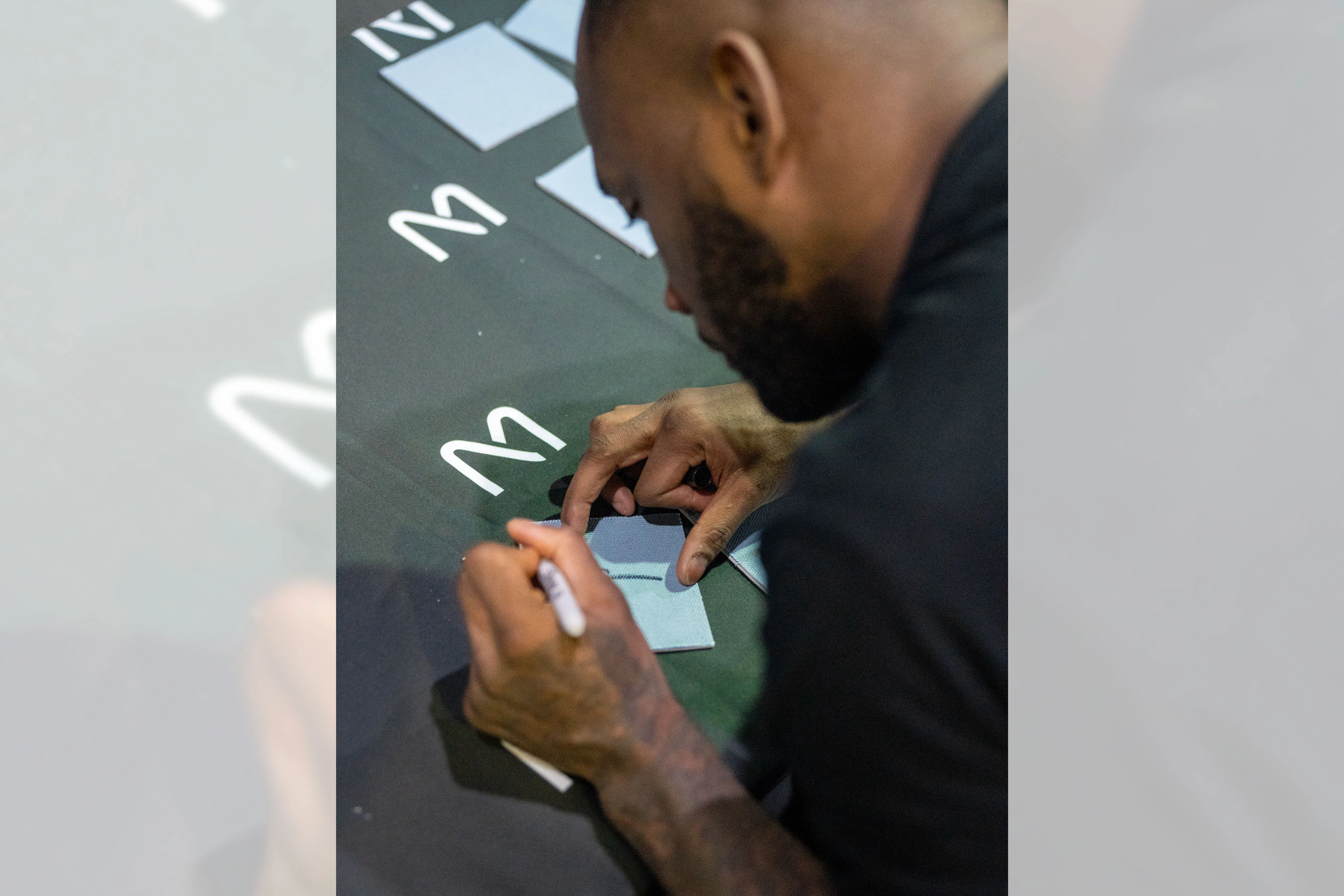 Leon Edwards Signed Canvas & Photo UFC 286 - Image 3