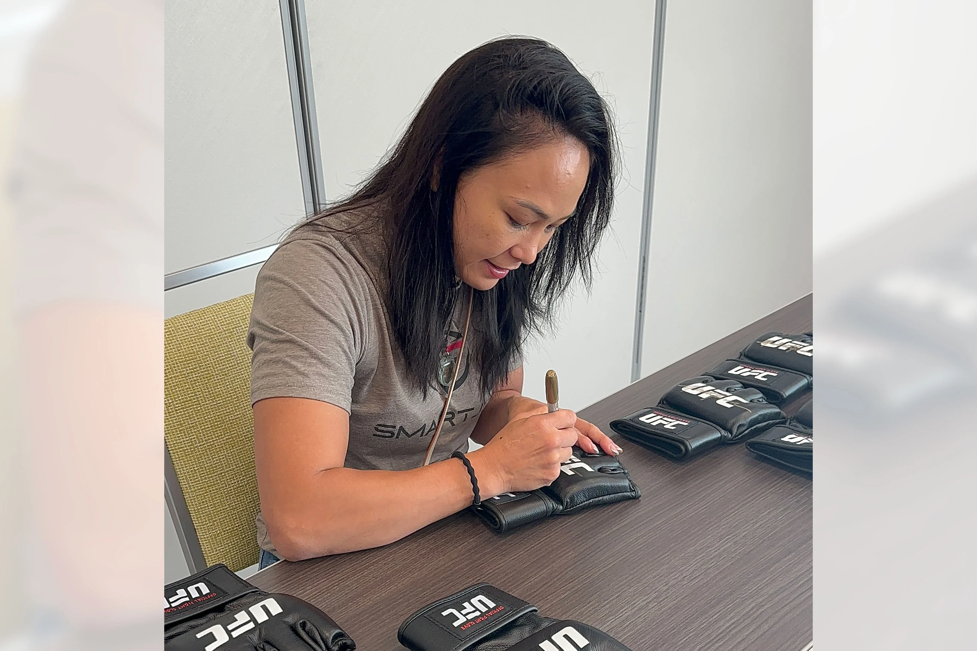 Michelle Waterson Signed Official UFC Gloves - Image 3