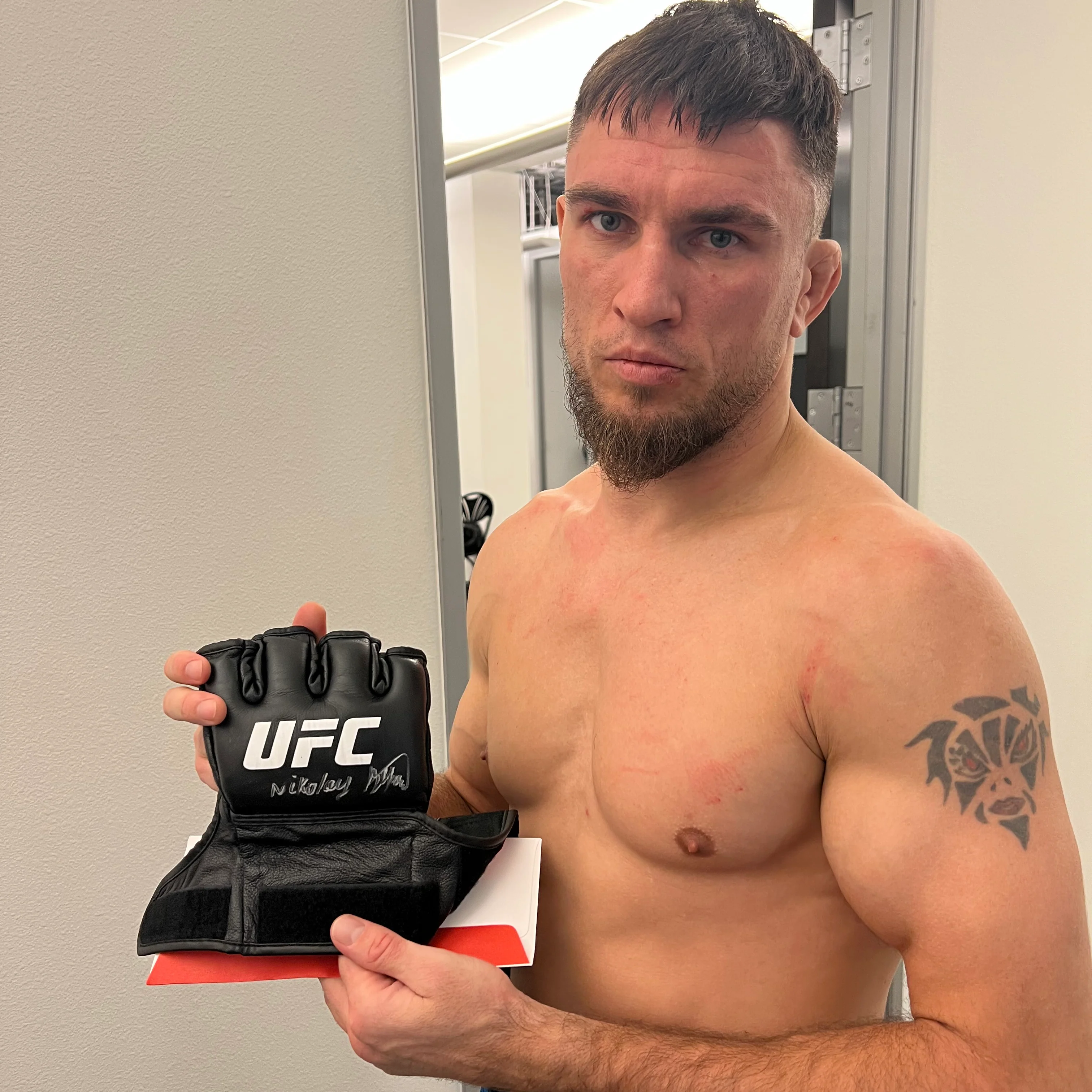 Nikolay Veretennikov Signed 1-of-1 Fight Worn Right Glove UFC Fight Night: Bautista vs Oliveira - Image 3