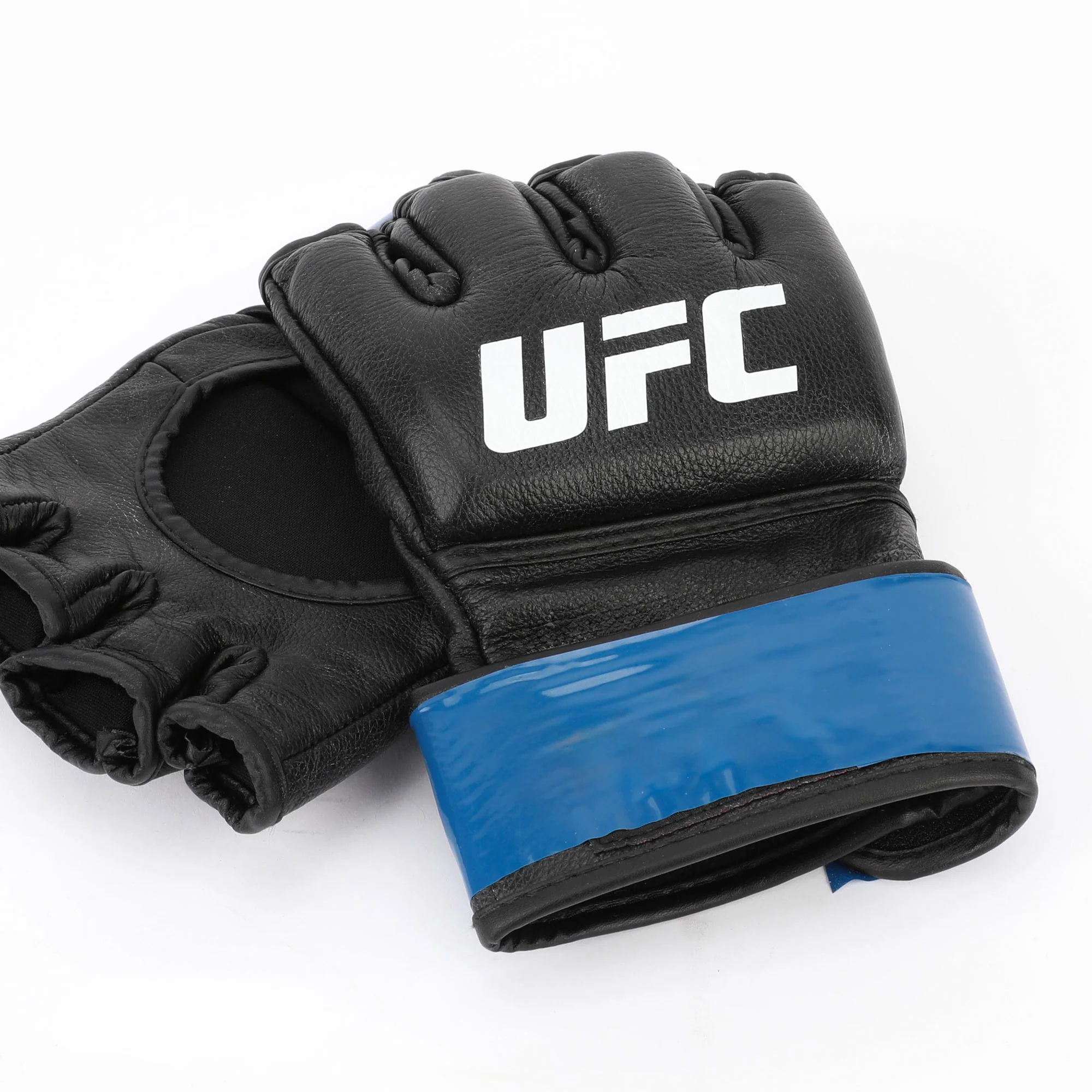 Polyana Viana Signed 1-of-1 Fight Worn Gloves UFC Fight Night: Allen vs Costa - Image 4