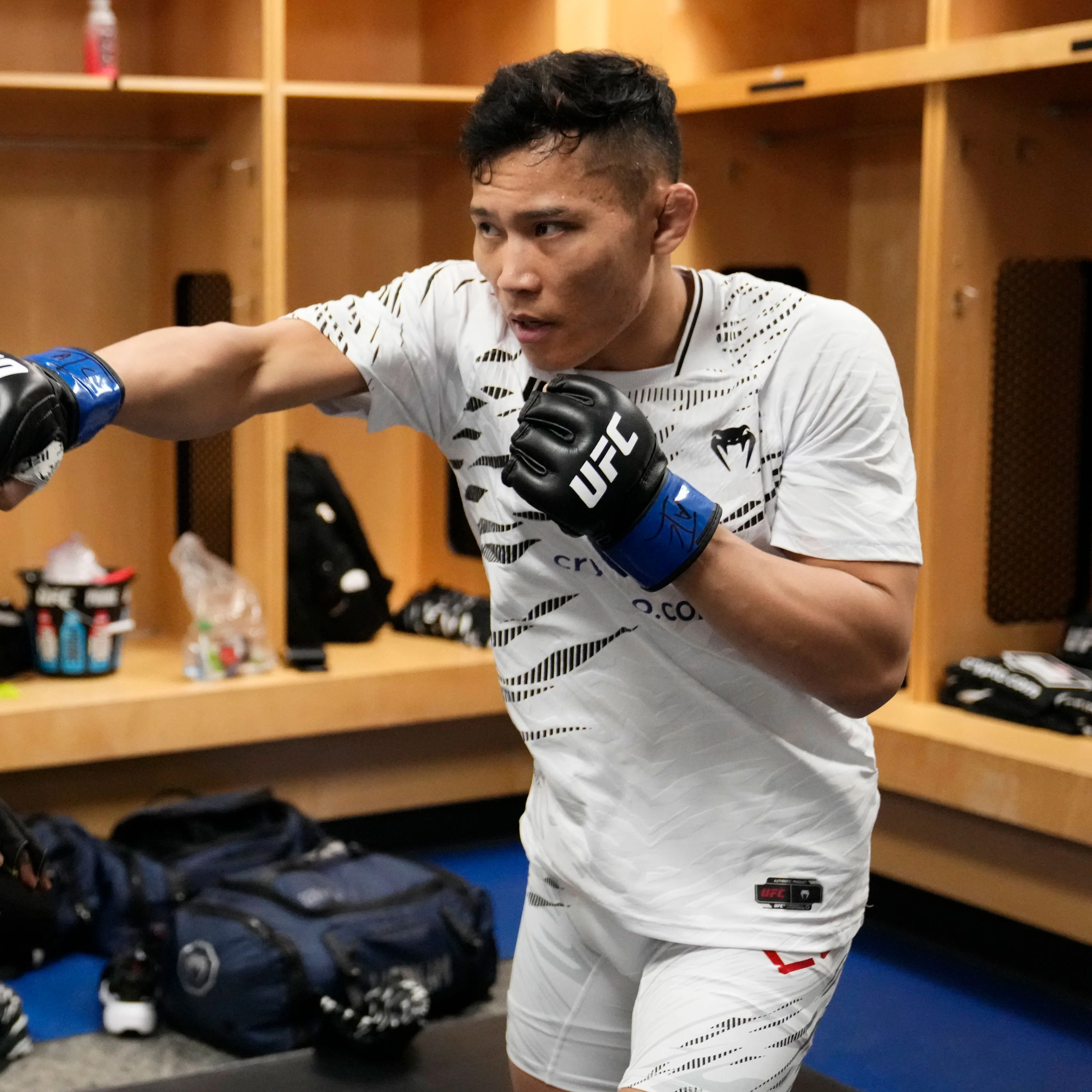 Quang Le Signed 1-of-1 Fight Issued Jersey UFC Fight Night: Sandhagen vs Figueiredo - Image 4